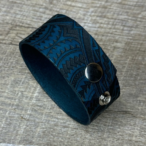 leather bracelet cuff custom lasered blue with tattoo - Picture 3 of 8